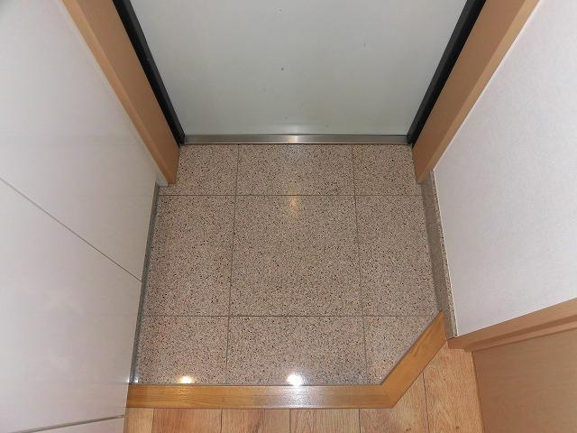 ベェルヴェル稲城の玄関