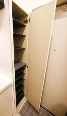 リリィモダン百合ヶ丘の玄関