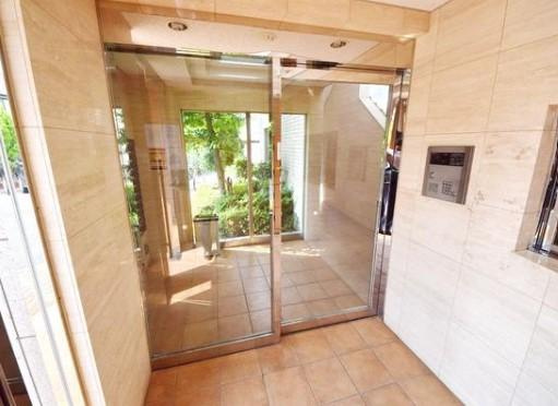 世田谷区喜多見９丁目の賃貸マンションのエントランス