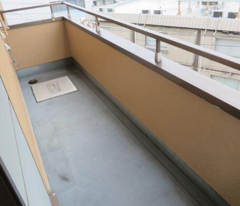 登戸21ビルのバルコニー