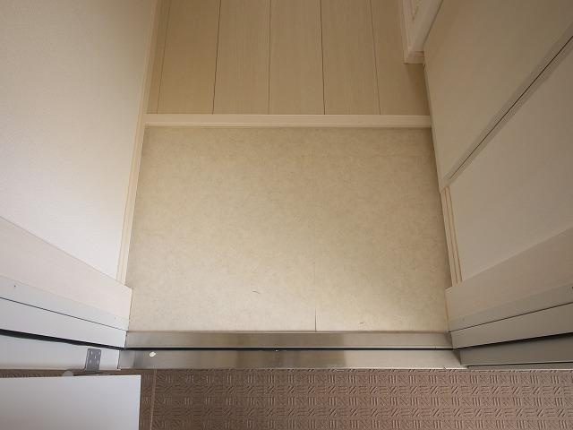 リブリ・クリスタ中野島の玄関