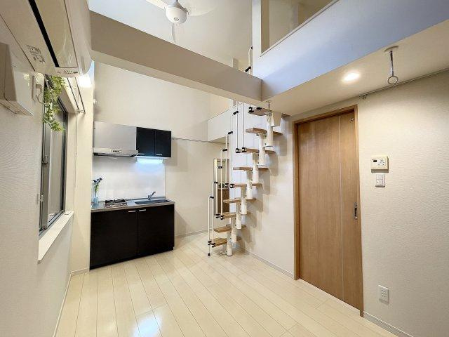 川崎市多摩区菅城下のアパートの居間・リビング