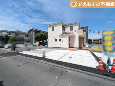 【駐車場】 | Livele Garden.S　熊谷石原第9 | 並列4台駐車可能なゆとりのカースペース
複数台車をお持ちでも、お友達が遊びに来てもゆとりの駐車スペース！