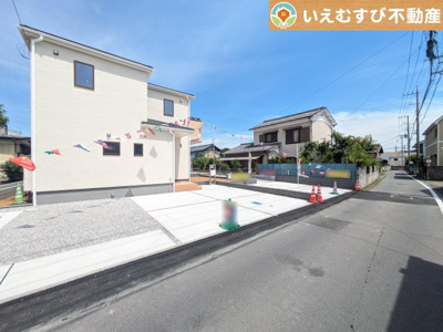 【前面道路含む現地写真】 | Livele Garden.S　熊谷石原第9 | 充分な広さの4ｍ前面道路
間口が広くお車の出し入れも問題なく行えるスペースが確保されています♪