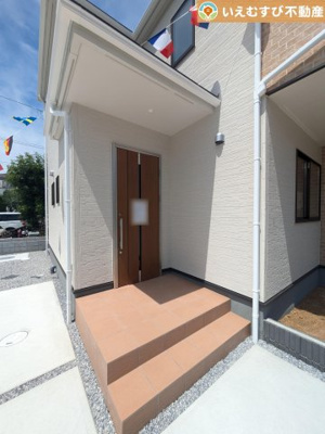 【エントランス】 | Livele Garden.S　熊谷石原第9 | 落ち着いた色づかいのエントランス
駐車場からアクセスの良いエントランス。雨の日や荷物が多くても安心の動線♪