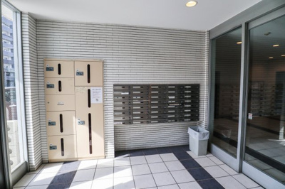 【エントランス】 | レオンコンフォート新梅田 | 宅配ボックス有ります♪