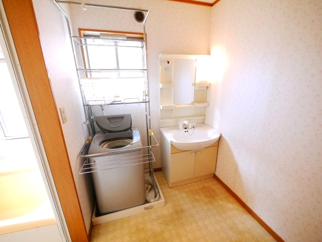 八街市希望ヶ丘　中古戸建の独立洗面台|平成17年9月築 ３LDK 駐車2台可能 玄関ホール吹き抜け オール電化 公営水道