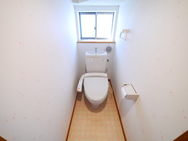 八街市希望ヶ丘　中古戸建のトイレ|平成17年9月築 ３LDK 駐車2台可能 玄関ホール吹き抜け オール電化 公営水道