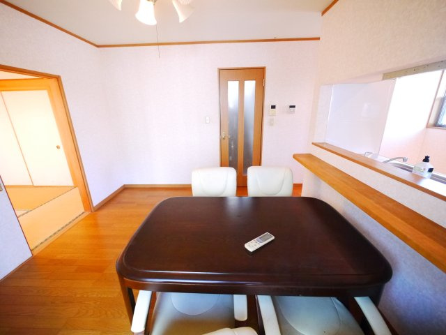 八街市希望ヶ丘　中古戸建の居間・リビング|平成17年9月築 ３LDK 駐車2台可能 玄関ホール吹き抜け オール電化 公営水道