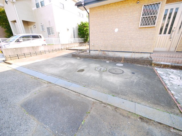 八街市希望ヶ丘　中古戸建の駐車場|平成17年9月築 ３LDK 駐車2台可能 玄関ホール吹き抜け オール電化 公営水道