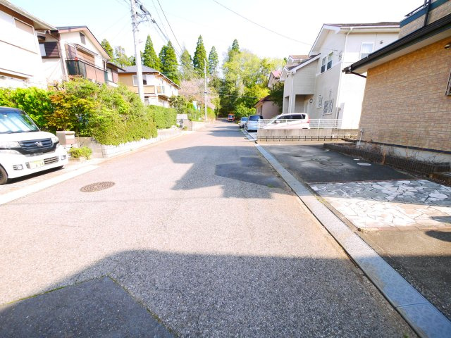 八街市希望ヶ丘　中古戸建の前面道路含む現地写真|平成17年9月築 ３LDK 駐車2台可能 玄関ホール吹き抜け オール電化 公営水道