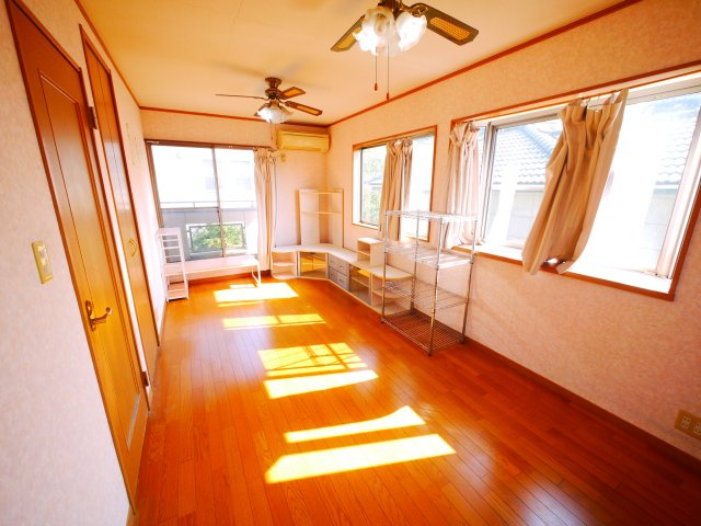 八街市希望ヶ丘　中古戸建の洋室|平成17年9月築 ３LDK 駐車2台可能 玄関ホール吹き抜け オール電化 公営水道