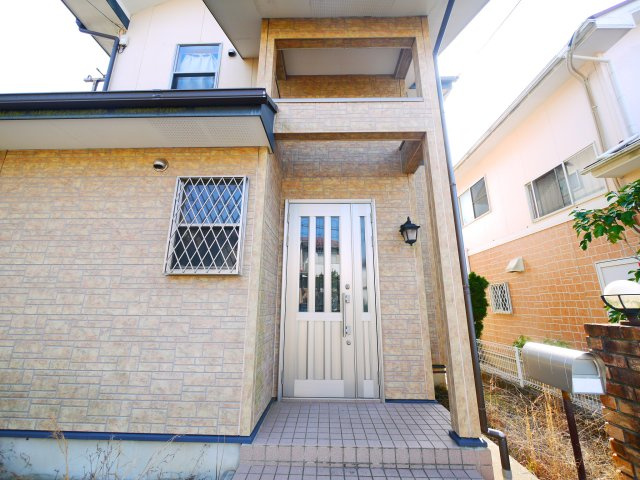 八街市希望ヶ丘　中古戸建の玄関|平成17年9月築 ３LDK 駐車2台可能 玄関ホール吹き抜け オール電化 公営水道