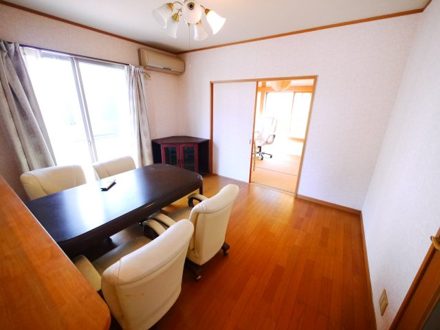 八街市希望ヶ丘　中古戸建の居間・リビング|平成17年9月築 ３LDK 駐車2台可能 玄関ホール吹き抜け オール電化 公営水道