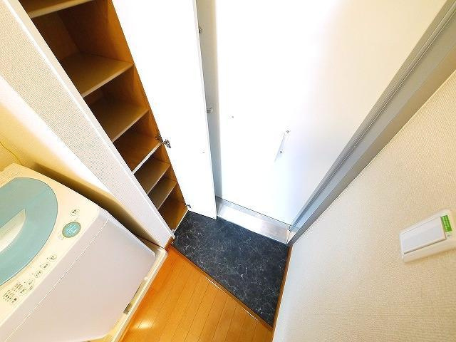 レオパレス伏見Ⅱの玄関|収納もある玄関です