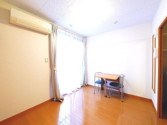 レオパレス伏見Ⅱの内装|こちらのリビングで趣味の時間をお楽しみください