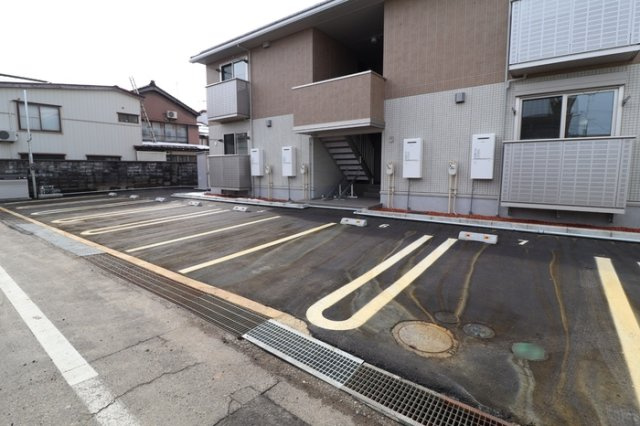 セレーノ リリーの駐車場