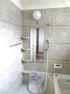 【浴室】 | 中古　京王相模原線　横浜線　相模線　橋本駅　大島 | ゆったり入れるサイズのゆとりの空間をご用意しました。キッチンから浴室の温度管理できる機能を備えた操作コントローラーもありコミュニケーションも充実。一日の疲れを癒してくれるバスタイムをお届けします。