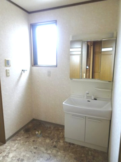 【独立洗面台】 | 中古　京王相模原線　横浜線　相模線　橋本駅　大島 | シャンプードレッサーは朝の寝ぐせ直しの強い味方、朝のシャンプーや日々のお手入れにも便利なシャワー付き洗面化粧台です三面鏡仕様ご家族揃って身支度可能なゆとりの洗面室シンプルなスタイルの洗面化粧台です。