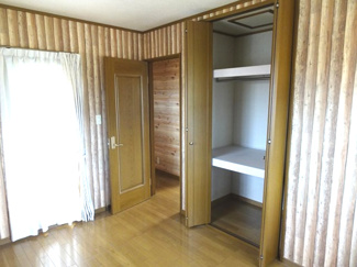 【洋室】 | 中古　京王相模原線　横浜線　相模線　橋本駅　大島 | 部屋にはクローゼットを完備しています収納が多いお家はすっきりして快適空間です。
広い収納は奥様にとってお掃除も少し楽になりますね、嬉しいですね。
明るい日差しと心地よい風で自分のお部屋でくつろげる。
