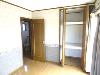 【洋室】 | 中古　京王相模原線　横浜線　相模線　橋本駅　大島 | 部屋にはクローゼットを完備しています収納が多いお家はすっきりして快適空間です。
広い収納は奥様にとってお掃除も少し楽になりますね、嬉しいですね。
明るい日差しと心地よい風で自分のお部屋でくつろげる。
