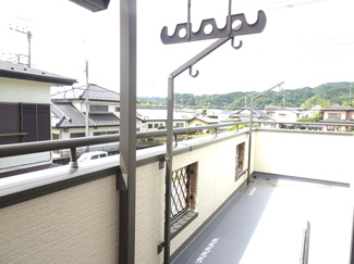 【バルコニー】 | 中古　京王相模原線　横浜線　相模線　橋本駅　大島 | 青空を見渡せるバルコニー。お天気がいい日は椅子をおいて読書なんてこともいいですね。
晴れた日には洗濯物も気持ちよく干せそうですね。
太陽の光が射し込むバルコニーは、洗濯物を干すのが楽しくなりますね。
