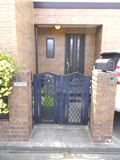 【玄関】 | 中古　京王相模原線　横浜線　相模線　橋本駅　大島 | 広々とした落ち着いた玄関です。
モニター付きインターホンで玄関を確認しなくても誰が来たのかすぐわかります。また、姿を見られたくない空き巣や不審者が嫌がるため、お子様のお留守番も安全・安心です。