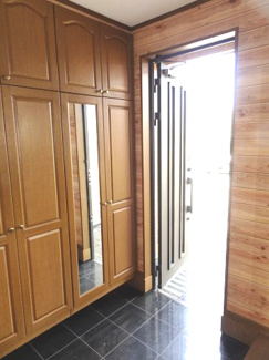 【玄関】 | 中古　京王相模原線　横浜線　相模線　橋本駅　大島 | シューズボックスにはお出かけ前に身だしなみをチェックできるミラー付。鏡も付いているので、外出前の身支度チェックもできます。散らかりがちなスッキリの玄関収納付
