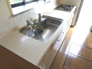 【キッチン】 | 中古　京王相模原線　横浜線　相模線　橋本駅　大島 | デザイン性と機能性を兼ね備えたキッチンです。リビングスペースとの一体感が生まれ、広々空間を演出してくれます。キッチンと空間が分かれているので、料理に集中したい方にはお勧め。明るいシステムキッチン室内