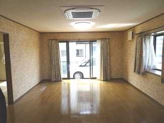 【居間・リビング】 | 中古　京王相模原線　横浜線　相模線　橋本駅　大島 | 家族が集うLDKは、キッチン・ダイニング・リビングが一つの空間になった間取り。やさしい光が差し込む明るいリビング。 家族の笑顔が自然と生まれてくる、そんな雰囲気に仕上がっています。