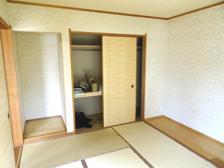 【和室】 | 中古　京王相模原線　横浜線　相模線　橋本駅　大島 | LDKから続く和室。赤ちゃんのお昼寝やお子さんの遊び場にぴったり。明るい日差しが心地よいスペースです。【和室】ちょっと横になりたいなと思った時に、フローリングだと少し躊躇してしまいますよね。