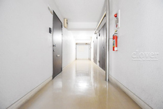 【その他共用部分】 | 風雨が入ってこない内廊下設計。雨の日に体が濡れないという以外にも、共用部の劣化が進みにくいため、修繕の負担が軽くなるのもうれしいポイント。～即日のご見学可能～　お問合せはお気軽にどうぞ。