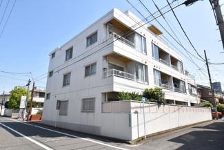 【外観】 | 手入れの行き届いた外壁やエントランスなど、「見ればわかる」レベルで清潔感を保ったマンションです。築年数を感じさせない姿で皆様をお出迎えします。～即日のご見学可能～　お問合せはお気軽にどうぞ。