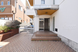 【エントランス】 | マンションの正面エントランス。出入りする人間を癒してくれるマンション入り口であり、その建物の「顔」でもあります。～即日のご見学可能～　お問合せはお気軽にどうぞ。