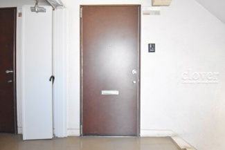 【その他共用部分】 | 皆様をお迎えする、お部屋の玄関ドア。開けやすさや開放角度、ドアノブの操作しやすさや鍵の形状などを、現地で一度ご確認ください。～即日のご見学可能～　お問合せはお気軽にどうぞ。