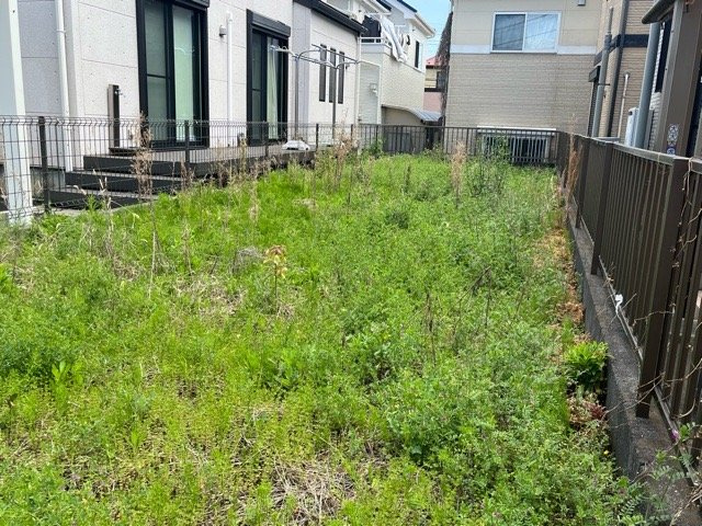【外観】 | 土地の形が極端に長細かったり、狭小地、あるいは道路との高低差がある傾斜地だった場合、後々売ろうとしても買い手がつかない場合もあります。後々、売却することになった時に価値の下がらない土地を選びましょう。