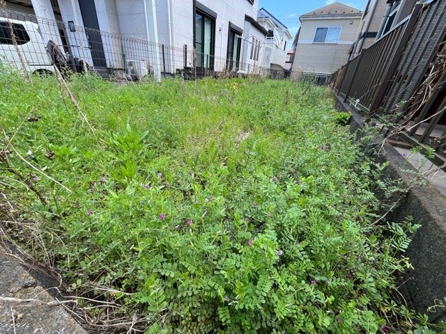 【外観】 | 土地の前の道路に消火栓が設置されていることがあります。この場合、道路交通法第45条第1項により、駐車禁止の場所が指定されています。そのため、車庫などの駐車スペースをつくることができない場合があります。