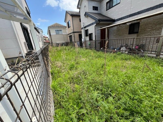 【外観】 | 隣家の土地はどうなっているのか、生活利便施設が近くにあるのか、学校まで近いかなど、お客様のライフスタイルにあわせたイメージが重要です。また、近くにあると困る施設が近くにないかも確認するといいでしょう。