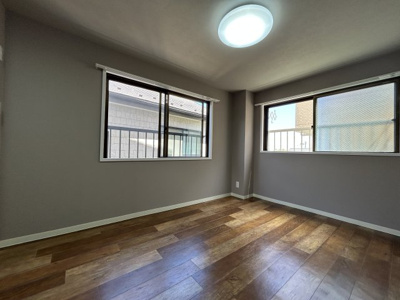 【洋室】 | 2面採光で明るい室内