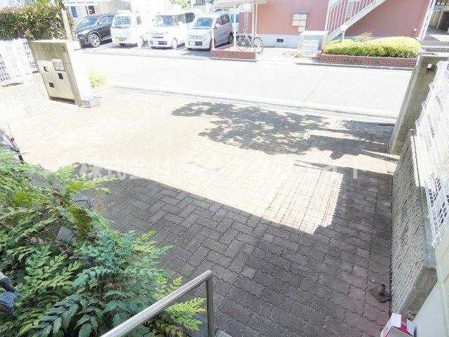ブリージングタウン百草園の駐車場