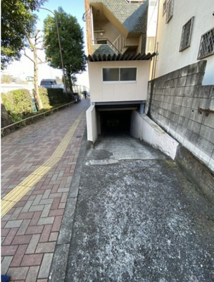 【駐車場】 | 小俣マンション | 駐車場・駐輪場への入り口です(^^)/