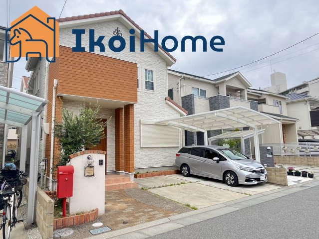 明石市明南町2丁目　中古戸建の外観|2台駐車が可能です。おしゃれな外観は周囲の目を引きます！公園も目前にありお子様とのお出かけも楽です！