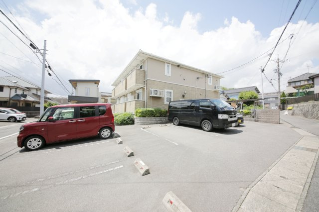 クレストヒルズ共和の駐車場