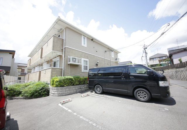 クレストヒルズ共和の駐車場