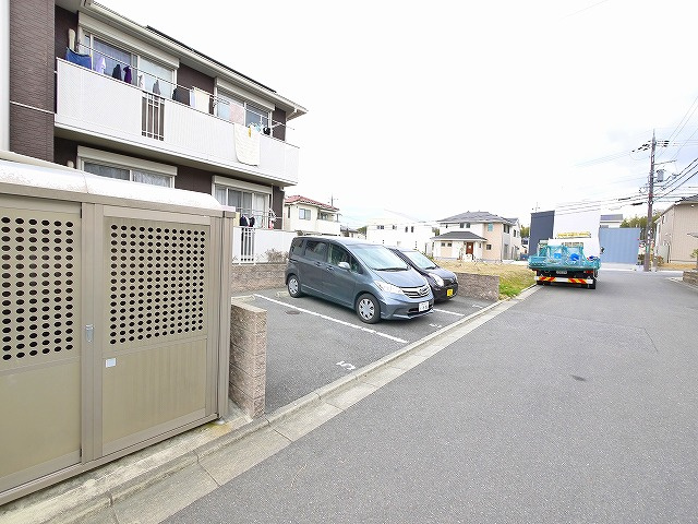 ヒールコートの駐車場|駐車場があるので、車を買う予定の方も安心です