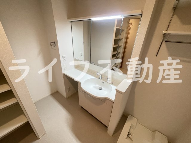 セントコリーヌ E棟の独立洗面台|朝の支度にも助かる、独立の洗髪洗面化粧台