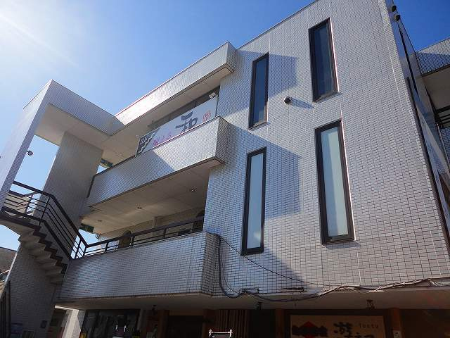 自治医大ビル3F　西側の外観