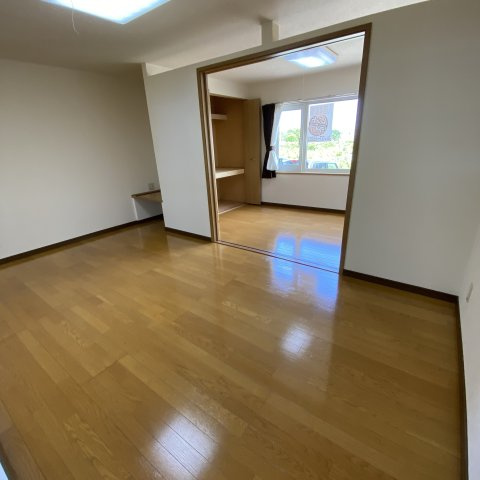 アリコベールＣ棟の居間・リビング|こちらのリビングで趣味の時間をお楽しみください