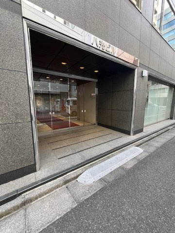 八光ビルのエントランス