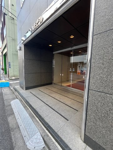 八光ビルのエントランス